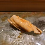 京極寿司 - ◯煮穴子
      炊きあがったばかりの煮穴子
      冬の割にはふんわりとした食感　との説明
      
      甘味あるタレが塗られ焼かれていない
      淡白ながら旨味がジンワリとやって来る