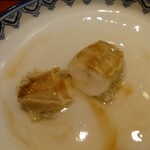 京極寿司 - プリッと柔らかく煮られているアワビ
      この食感、癖になりそう♪
      軽く醤油が香り付けに掛けられてるのかな？
      
      アワビの煮汁は葛でとろみが付けられていて
      ジンワリとした旨味が深い味わい♪