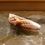 京極寿司 - ◯イワシ（北陸）
      塩で5分、リンゴ酢で5分間軽く〆たイワシで
      上には生姜を載せてある
      
      軽く酢締めにされてて軽く生姜感
      イワシの旨味がジンワリと感じられ美味しい味わい
      
      これも旨味の余韻がいい味わい