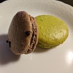 Patisserie SOIR - マカロン、チョコとピスタチオかな？