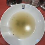 揚子江ラーメン 名門 - この透明感のスープが胃に染みる