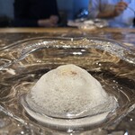 pesceco - 【皮剥のサラダ仕立て】★★★★★
      昆布水の泡
      島原産の朝締め皮剥のマリネ
      皮剥の肝で和えた甲貝
      酢飯
      