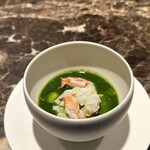 pesceco - 【フラン】★★★★★
      平飼いの玉子とその親鳥の出汁
      春菊のソース・朝獲れ車海老
      
      春菊の青々しい香りが力強くもふわりと広がり、フランの出汁と甘味へとシームレスにつながり見事に調和！