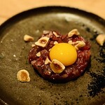 Merachi - ■馬肉のタルタル
                        馬肉は、弾力がいいですよねぇ。
                        沁み出す旨味は、牛肉よりもしっかりしています。