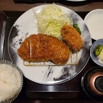 Tonkatsu Kagurazaka Sakura - 夢の大地ロースカツ定食全景。塩やソースは直接かける派なので右上の小皿は、私的には無くても可ですね。皿洗いの手間が心配です