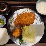 とんかつ神楽坂さくら - 三元豚リブロース定食全景。それぞれ1個ずつ追加したメンチカツも一緒に盛ってくれています