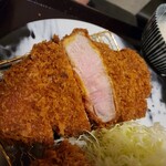 Tonkatsu Kagurazaka Sakura - 魅惑のリブロース！バランスよい脂身、絶妙の火加減。見ただけで美味しさが伝わるかと