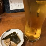 丸五 - 注文を終えて、やっと温まって来て、ホッとしたところへ生ビール…