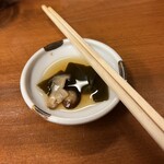 丸五 - 先付け　昆布と椎茸　　　このくらいが一番いい