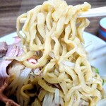 Gokunikumen Taishi - みやむ〜のニンニク極肉あぶらそばの麺量大(350g)の麺リフト