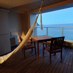 食べるお宿 浜の湯 - 広いテラスにハンモック