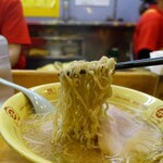 ホープ軒本舗 - 麺は縮れ細麺、ノーマルで結構固茹でですが、もっと硬め指定も可能です。あと大盛りは無料で出来ますが、デフォでも充分麺量は多いです。