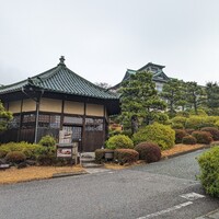 六角堂 - 手前が六角堂で奥がクラッシックホテルです。