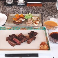 六角堂 - 右側のお肉のソースは手前がニンニクの和風ソースで奥がごまだれです。私は和風のソースが気に入りました！