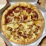 ピザハット - スパイス香るたっぷりチキンとペパロニクラシックのハーフ＆ハーフ