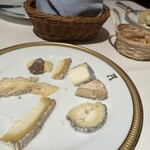 アピシウス - ワゴンからチーズをセレクト　ヤギチーズ6品と1つだけ無難なカマンべール　ヤギはクセがないものばかりでした（汗）ヤギなのに！