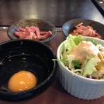 Okonomiyaki Teppanyaki Tokugawa - 生卵、サラダ、ウインナー、ベーコン