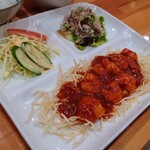 Chuugoku Ryourifanzuki Cchin - 令和6年1月
                      営業時間(11:30〜23:00)
                      本日のサービス定食 税込800円
                      エビチリソース、豚しゃぶゴマダレ、ライス、スープ、サラダ