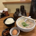 老虎苑 - かす汁定食（汁大）と生たまご