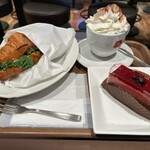 イリーカフェ - クロワッサンサンドとカプチーノとケーキ。