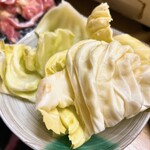 くろちゃん - 箸休めにキャベツ