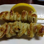 鶴亀 - 鶏皮２本 200円(税込)(2024年1月27日撮影)