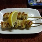 鶴亀 - 鶏皮２本 200円(税込)(2024年1月27日撮影)