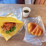 粉とクリーム 石窯夢工房 - チキンタツタバーガー350円税別とクリームパン110円税別