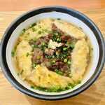 うどん日和 - 座ってから3分程で提供。うどんに牛すじとごぼう天は満足出来る量。太めのごぼうは香りしっかりで食べ易い絶妙な厚さでスライスされてる。