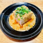 水餃子と胡椒シュウマイの二兎 - お通し250円、担々豆腐かな？木綿豆腐に濃厚胡麻ダレとラー油のマイルドな辛さに後から程良い酸味が来て美味い。胡麻のプチプチ食感も良くて次の料理に期待が膨らむ。