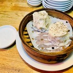 水餃子と胡椒シュウマイの二兎 - 胡椒焼売200円×2個、想定よりデカかった。そのままか黒酢か山椒オイルでもオススメとのご説明。皮はトロトロ、餡はお肉の旨味が凝縮されて後から黒胡椒がガツンと来る。自分には黒酢でイクのが良かったかな。