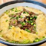 うどん日和 - 牛すじは歯がいらない程トロトロに煮込まれて旨味が溢れ出ている。生姜を混ぜるとその風味でお出汁が変化しコレまたイイ。塩味はかなり抑えられて身体にお優しいおうどん。