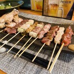 Shuusui - 天城軍鶏の串焼き盛り合わせ。
                      右からキモ、胸、ハツ、モモ、モモねぎま、皮、胸ねぎま、砂肝ザブトン、ふりそでハラミ、手羽先、手羽中。