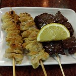 鶴亀 - 鶏皮２本 200円(税込)＋ハラミ２本 360円(税込)(2024年1月5日撮影)