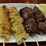 鶴亀 - 鶏皮２本 200円(税込)＋ハラミ２本 360円(税込)(2024年1月5日撮影)