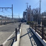 らーめん 虎丸 - 線路沿いに2分程歩いて行くと右側に小さな公園が