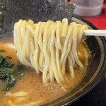 家系ラーメン 王道家 本店 - 麺は普通オーダーでかなり柔らかめ。