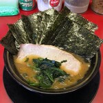 家系ラーメン 王道家 本店 - ラーメン850円油多め。海苔増し100円。