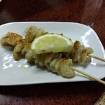 鶴亀 - 鶏皮 ２本 200円(税込)(2023年12月29日撮影)