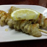 鶴亀 - 鶏皮 ２本 200円(税込)(2023年12月29日撮影)