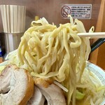豚山 - 小ラーメン (味噌山変更) の麺
            2024年1月28日