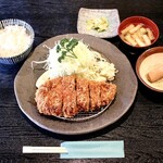 食事処 まるはち - 三元豚ロースカツ定食 (200g) 1,500円