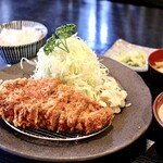 食事処 まるはち - 三元豚ロースカツ定食 (200g) 