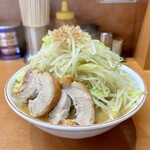 豚山 - 小ラーメン (麺250g、豚2枚) 900円、味噌山に変更 100円 ※ 野菜マシマシ、生姜、アレ(この日は「花かつお」)
            2024年1月28日