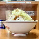 豚山 - 小ラーメン (麺250g、豚2枚) 900円、味噌山に変更 100円 ※ 野菜マシマシ、生姜、アレ(この日は「花かつお」)
      2024年1月28日