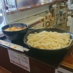 Musashino Udon Fujiwara - ゴツゴツした感じはなくて武蔵野うどんにしては柔らかめ。旨辛肉汁うどん 並350g 900円