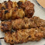 焼鳥のヒナタ - ももにんにく焼(タレ)185円、せせり焼(タレ)218円