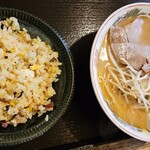 ラーメン小道 - 大盛豚骨系ラーメン　850円、半チャーハン　400円