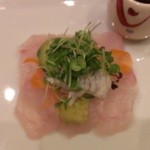 やす多” - 厚みあるフグ刺し