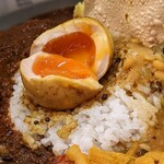 FISH - 半熟玉子のアチャールは、想像通り美味だし綺麗。ご飯がバスマティライスか、サフランライスなら尚嬉しいです。